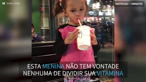 Menina se recusa a dividir sua vitamina