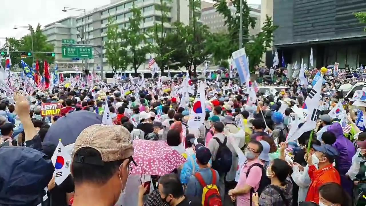 20200824_V3_S01(gDhs_JMzZZE)광복절, 청와대로 가기 위해 광화문 광장 도로에 가득 모여든 국민