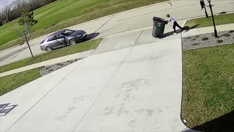 The trash can takes the child out of seriousness - with sound