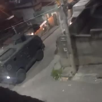 Polícia realiza operação em Costa Barros, local onde ônibus foi incendiado ontem