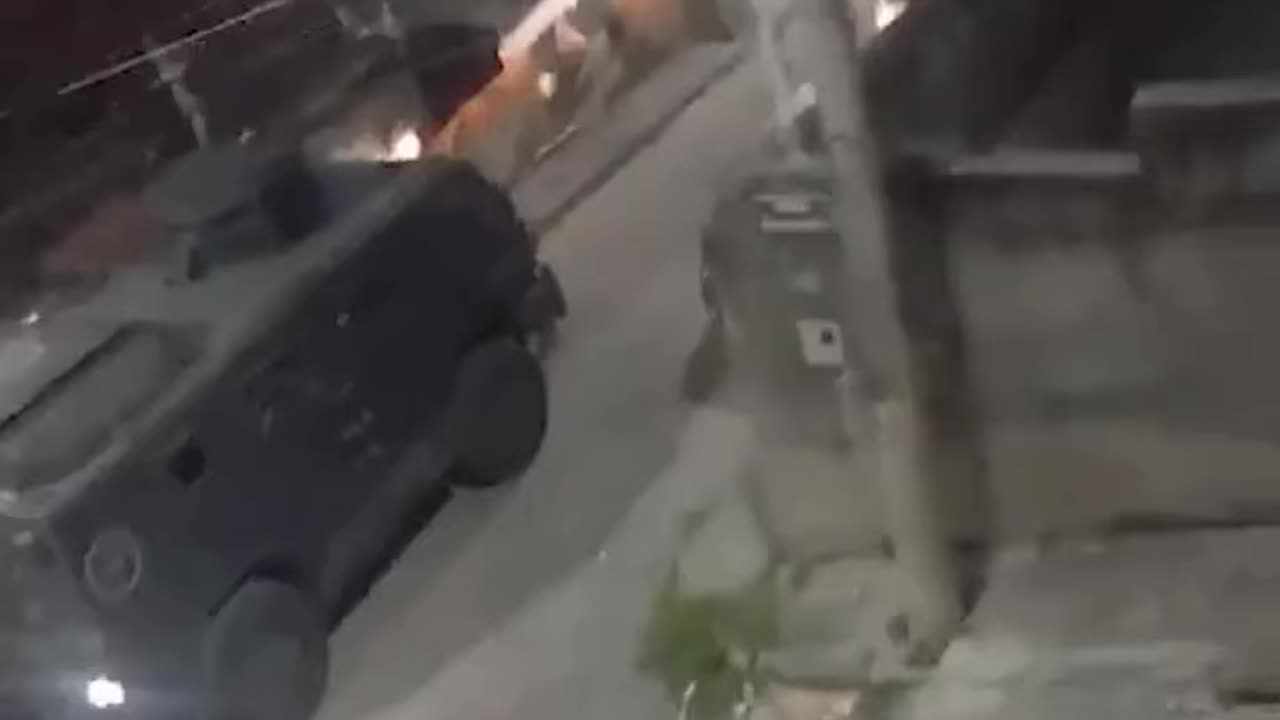 Polícia realiza operação em Costa Barros, local onde ônibus foi incendiado ontem