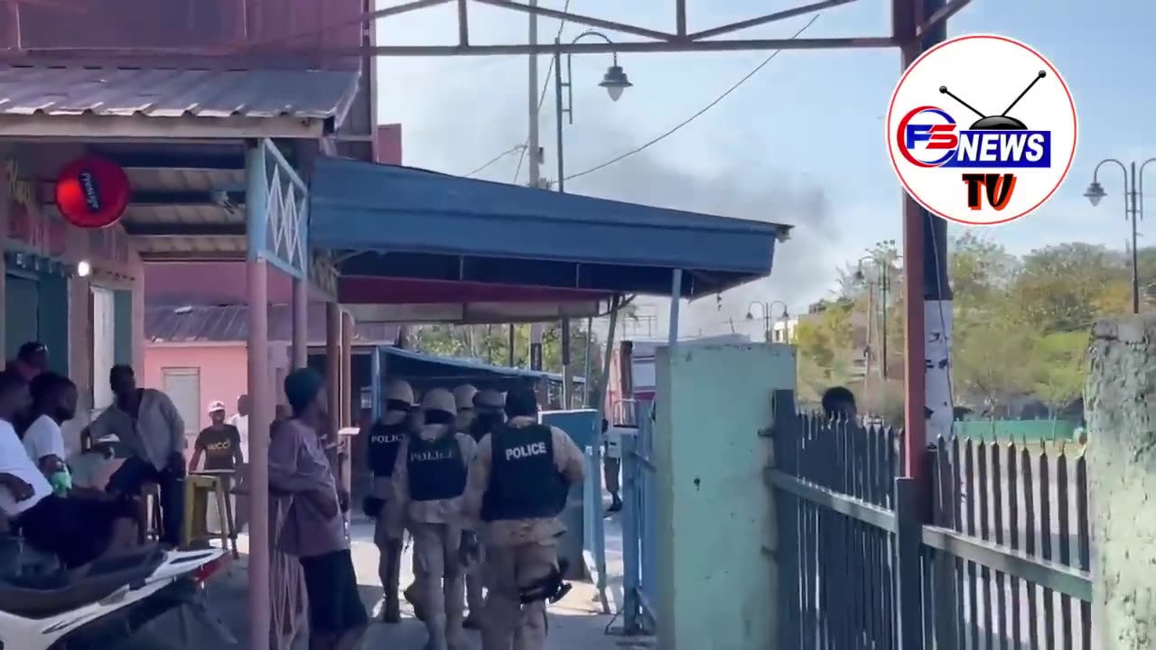 Lapolis pran Kou Pired 2 Polisye Tonbe anba Men Nèg BBQ yo, Yo R@che Tèt polisye a, Video a Trajik