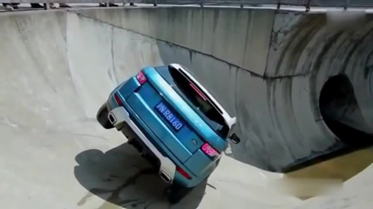 RANGE ROVER EVOQUE RESTING STUNT