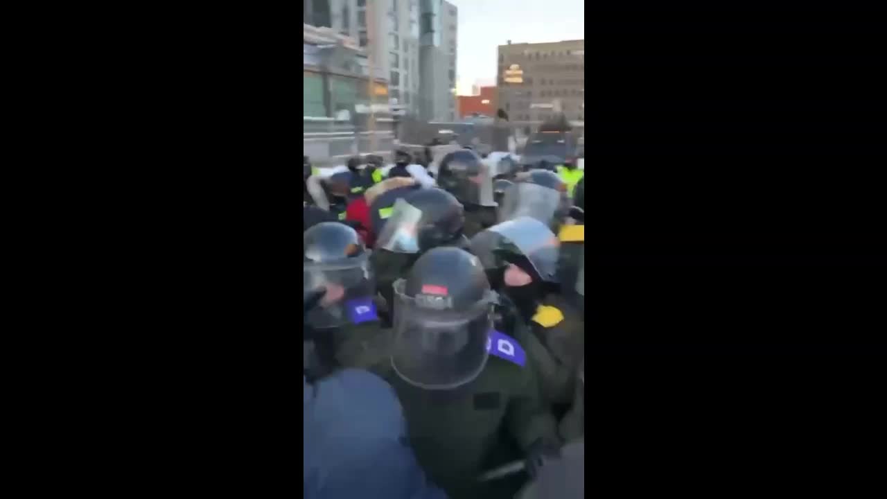 Protestors were trampled by horses in Ottawa, Canada || Foreign News