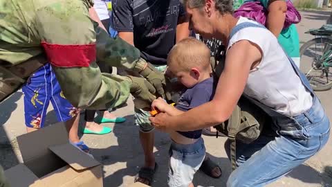 Russia Central MD servicemen providing humanitarian aid to residents of secluded areas in Lisichansk