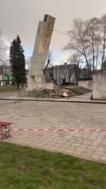 In the city of Stryi, Lviv region, a statue of a Soviet soldier was dismantled