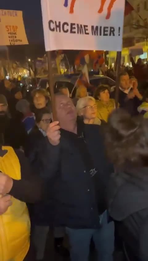 Demonstranti v Bratislavě skandují - Nikdy proti Rusku