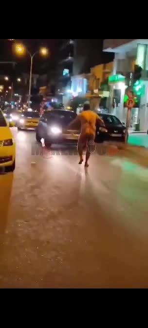 Άνδρας βγήκε γυμνός στον δρόμο και χοροπήδαγε πάνω σε αμάξια!