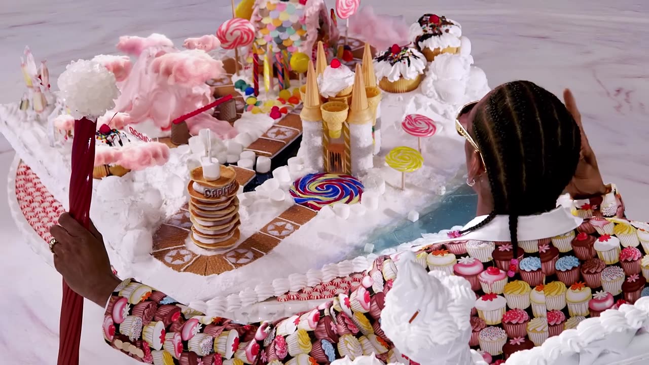 Katy Perry - California Gurls (Official Music Video) ft. Snoop Dogg