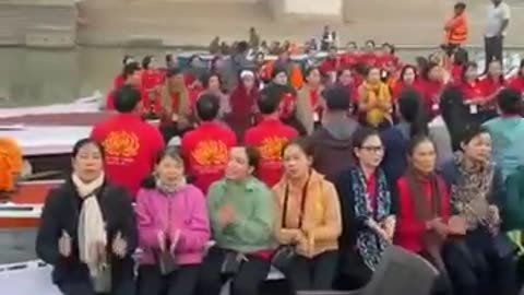 Hát vang bài ca tán dương Phật Pháp tại sông Hằng, Ấn Độ