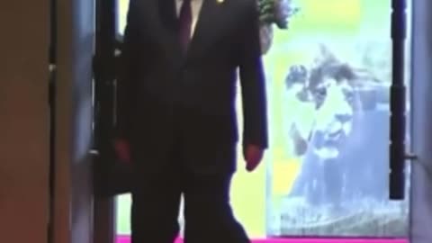 Xi's body guard rushes to him gets detained at BRICS meeting S Africa