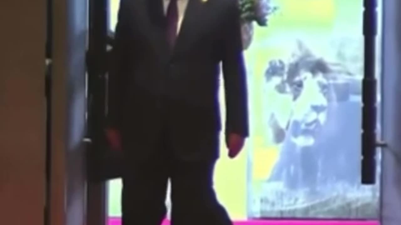 Xi's body guard rushes to him gets detained at BRICS meeting S Africa
