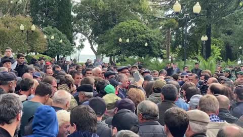 К митингующим вышли Бадра Гунба и Сергей Шамба