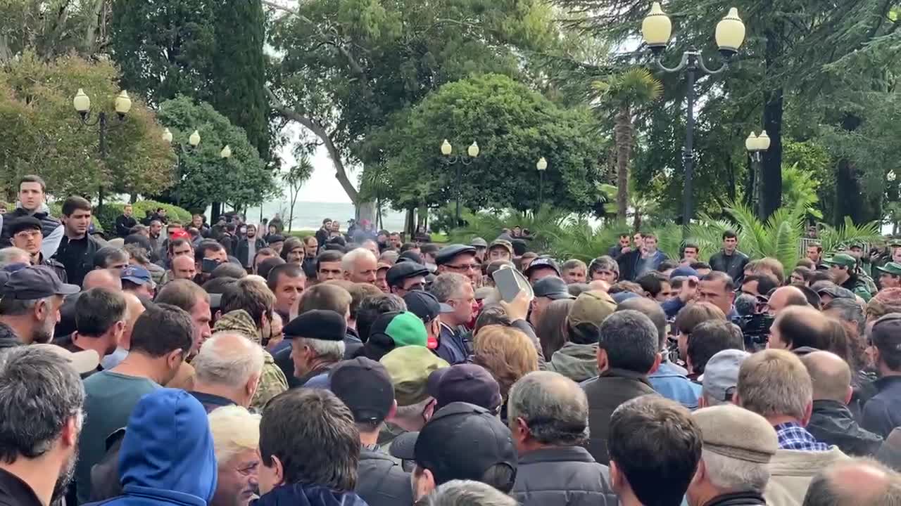 К митингующим вышли Бадра Гунба и Сергей Шамба