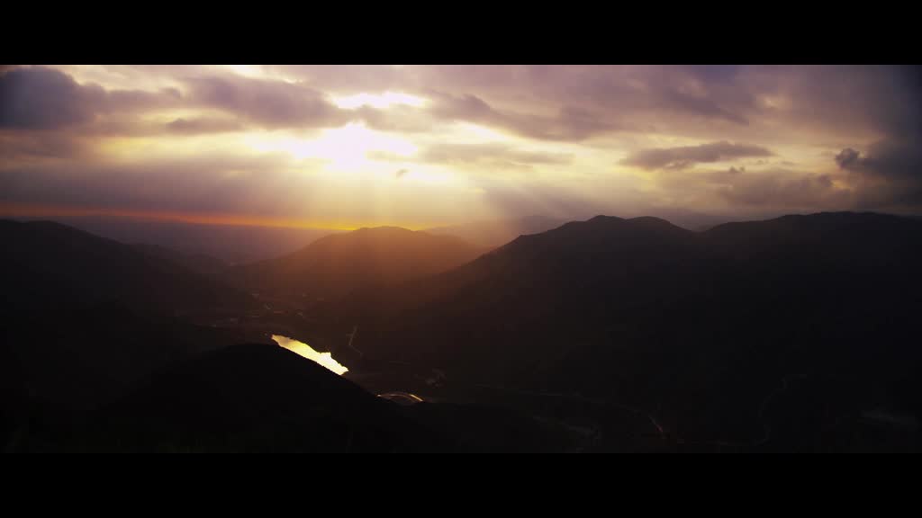 soleil couchant au delà des montagnes