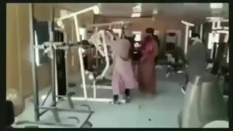 talibowie sprawdzają amerykański sprzęt