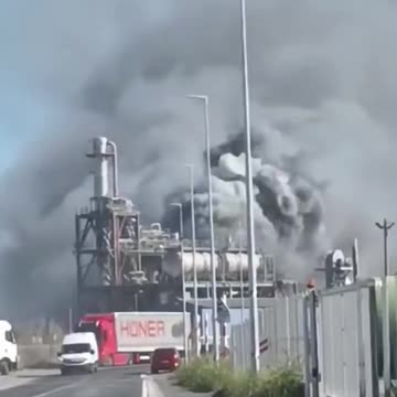 Explosión e incendio en curso en una fábrica de SEVESO