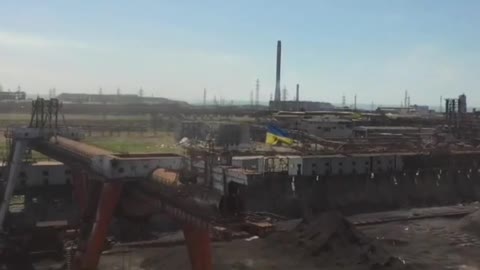 In spite of the constant shelling, the Ukrainian Porpoise 🇺🇦 hangs over Azovstal!
