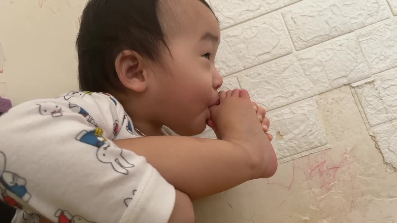 Baby eats toes