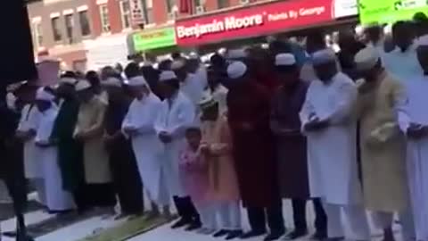 Brooklyn, NY: Muslims Praying in the Streets