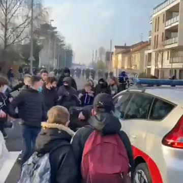 Pazzesco. polizia carica con l'auto studenti a Nantes 13 Gennaio 2022