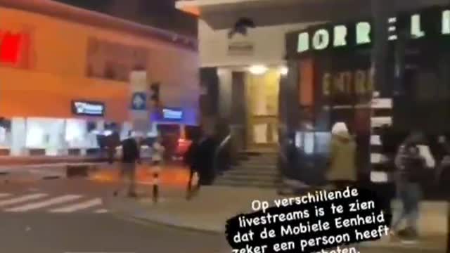 La Polizia in Olanda spara sui manifestanti e fa 1 morto e feriti