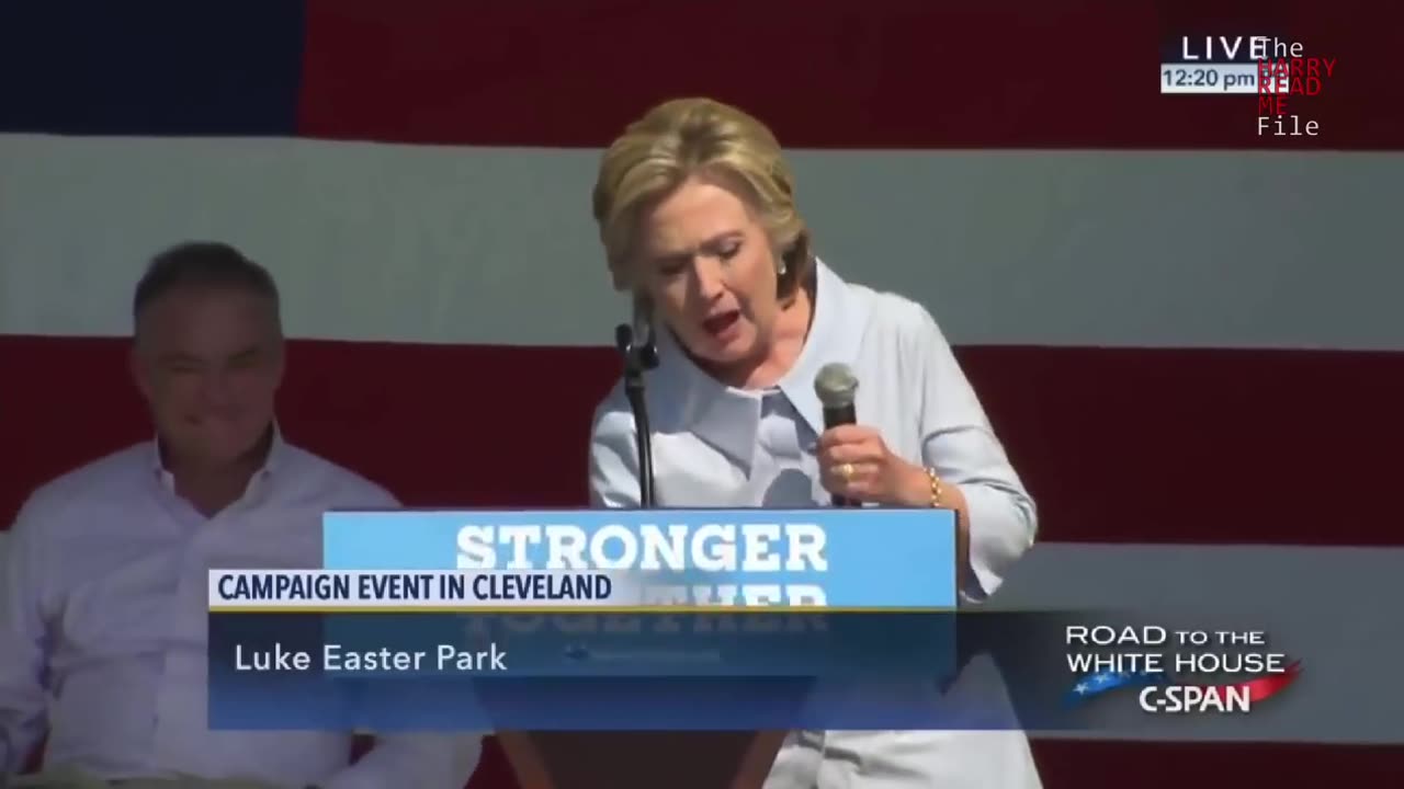 Hillary cospe substancia verde durante discurso
