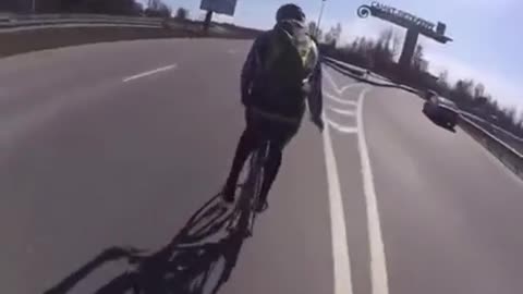 Bicyclist almost gets crushed on highway