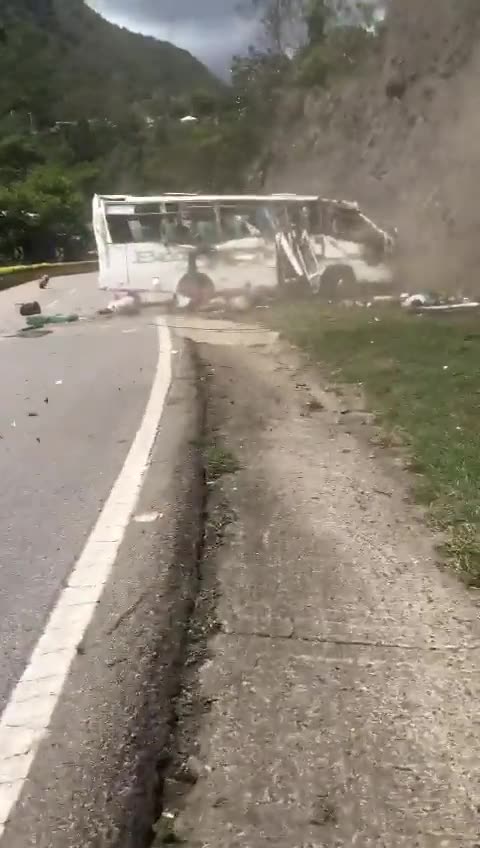 Accidente e tránsito en la vía La Vega - Villeta