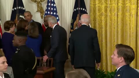 ΑΠΙΣΤΕΥΤΗ ΣΚΗΝΗ ΣΤΟΝ ΛΕΥΚΟ ΟΙΚΟ-ΔΕΙΤΕ ΤΟΝ ΜΠΑΙΝΤΕΝ.