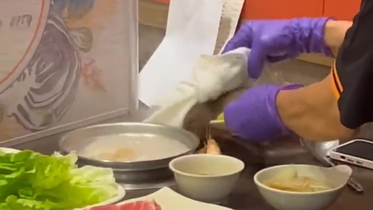 Hotpot restaurant, a rat fell from the ceiling.