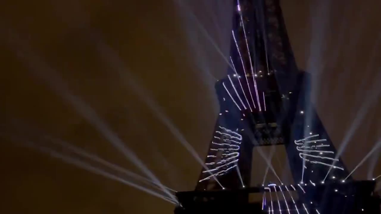France 🇫🇷 An electronic music concert and a light show at the Eiffel Tower