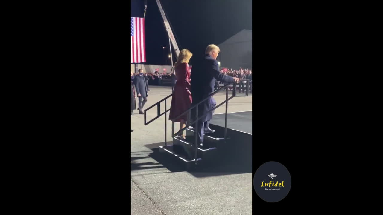 Trump and Melania boarding Air Force One