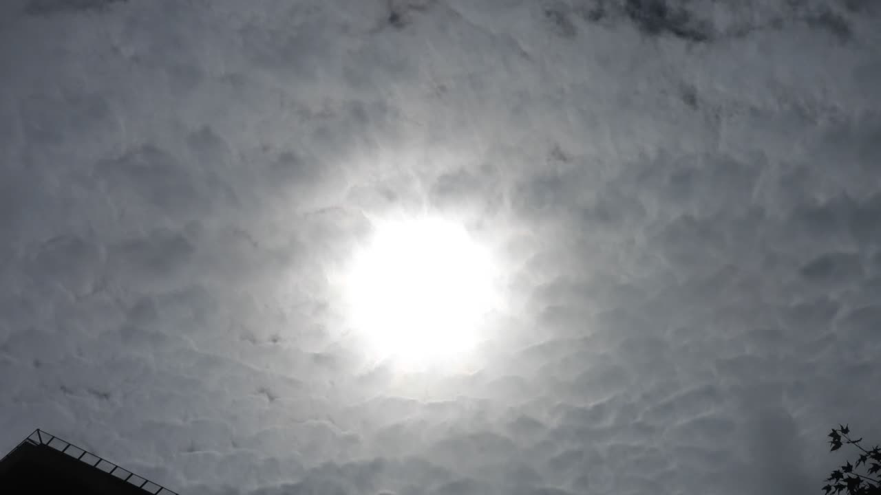 主後2023年10月9日在自家門口拍攝太陽