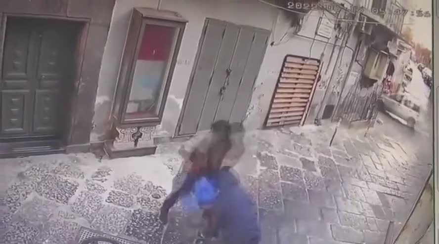 This is Rome 🇮🇹 a teenager is robbed by two African immigrants.