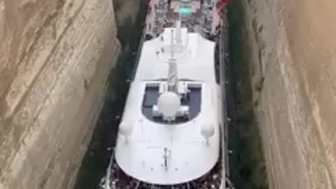 Cruise Ship threads the Needle