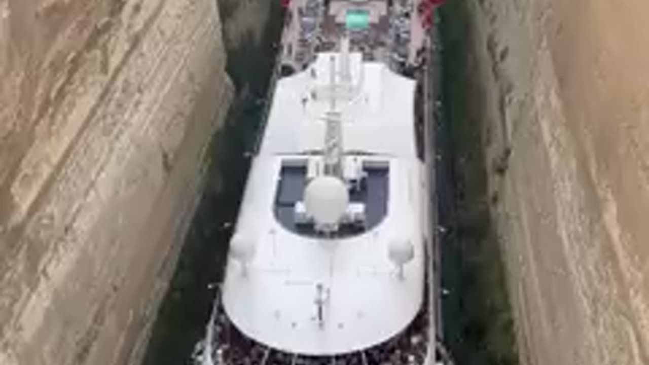 Cruise Ship threads the Needle