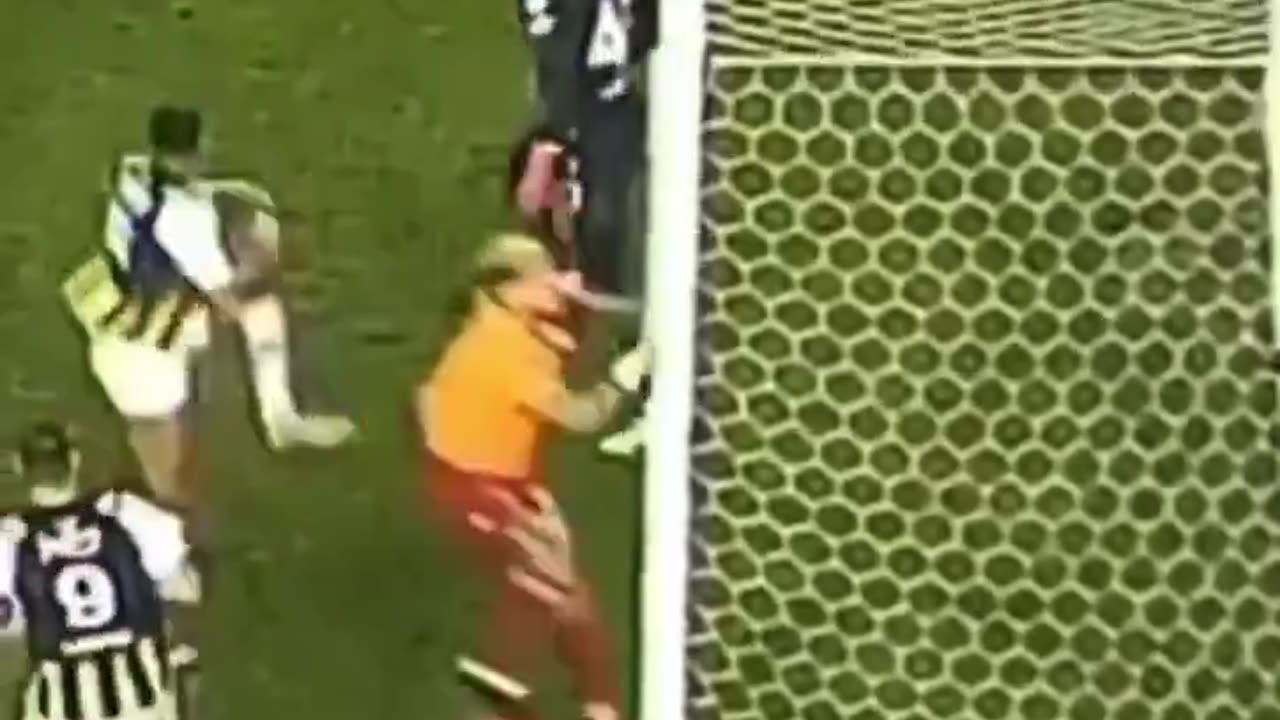 Përplasja e frikshme e Mauro Ikardit, godet shtyllën me… kokë