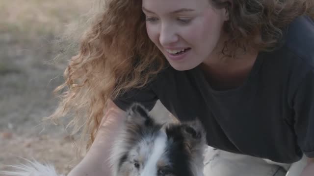 Una hermosa mujer y sus dos perros