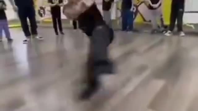 Diman voika, a Russian netizen with leg defects, can complete some incredible actions
