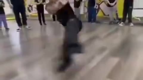 Diman voika, a Russian netizen with leg defects, can complete some incredible actions