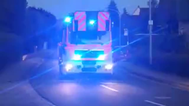 DLK der Berufsfeuerwehr Bs auf Einsatzfahrt 🚨