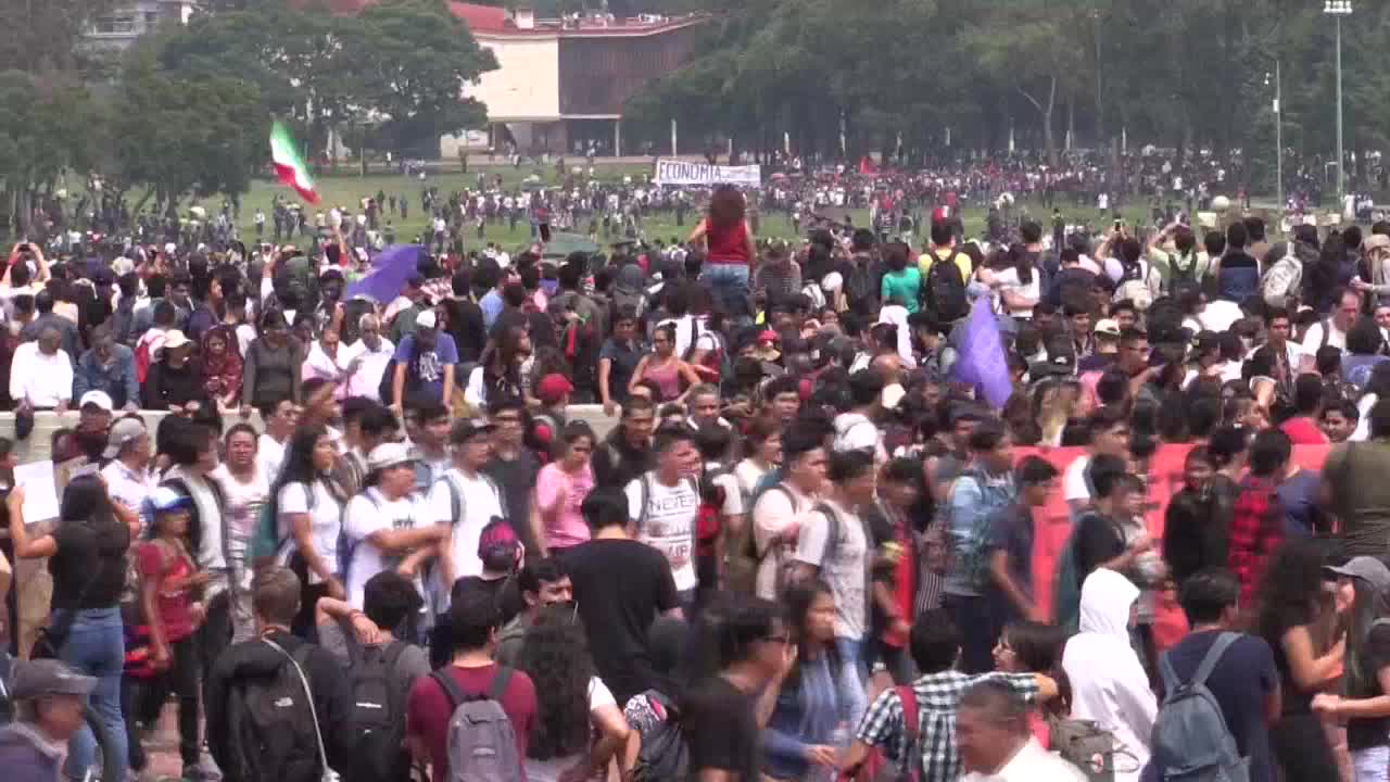 Estudiantes mexicanos marchan contra la violencia hacia universitarios