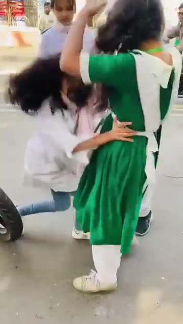 Bangladesh school girls fight 😄