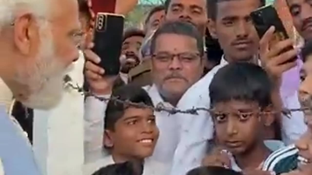 PM Modi's adorable conversation with young kids in Kalaburagi, Karnataka (360p)
