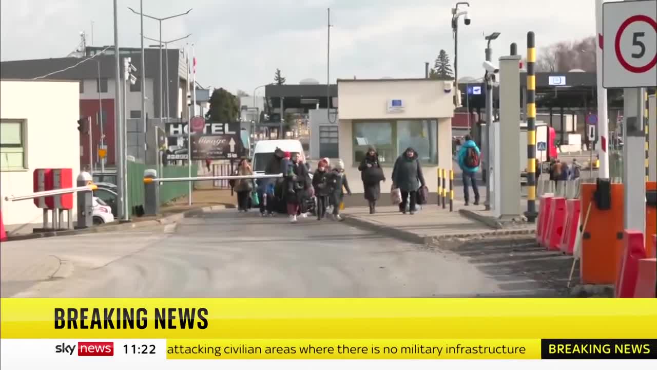 Ukraine Invasion_ Queues as thousands cross into Poland for safety