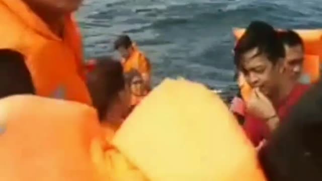 LIVE VIDEO OF SINKING BOAT.PASSENGERS BEGGING FOR HELP