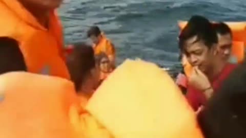 LIVE VIDEO OF SINKING BOAT.PASSENGERS BEGGING FOR HELP