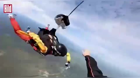 The instructor saved a girl in the air whose parachute did not open