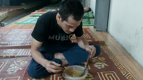 Life pays pleasure to eat a bowl of noodles to be able to work